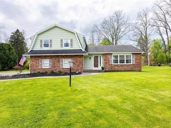 92 Pebble Hill Rd, Fairport, NY 14450