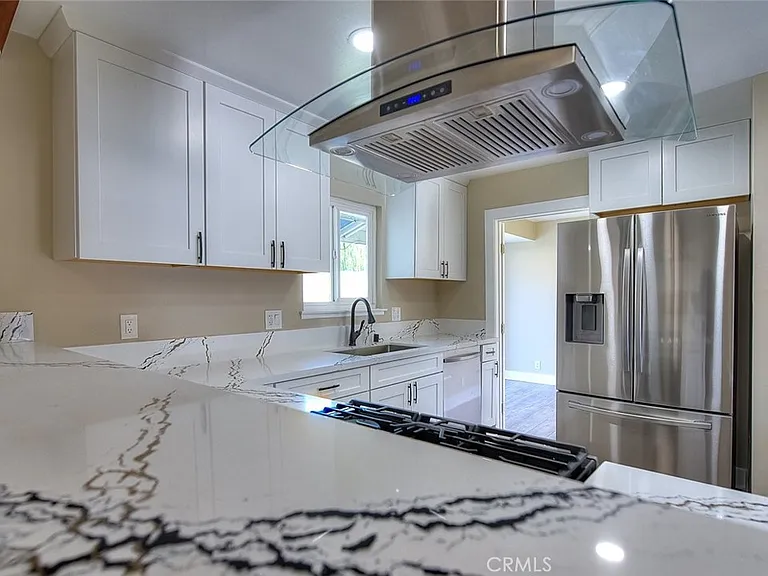 340 W Caroline St — Photo 4