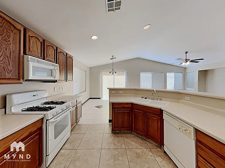 6375 Strongbow Dr — Photo 10
