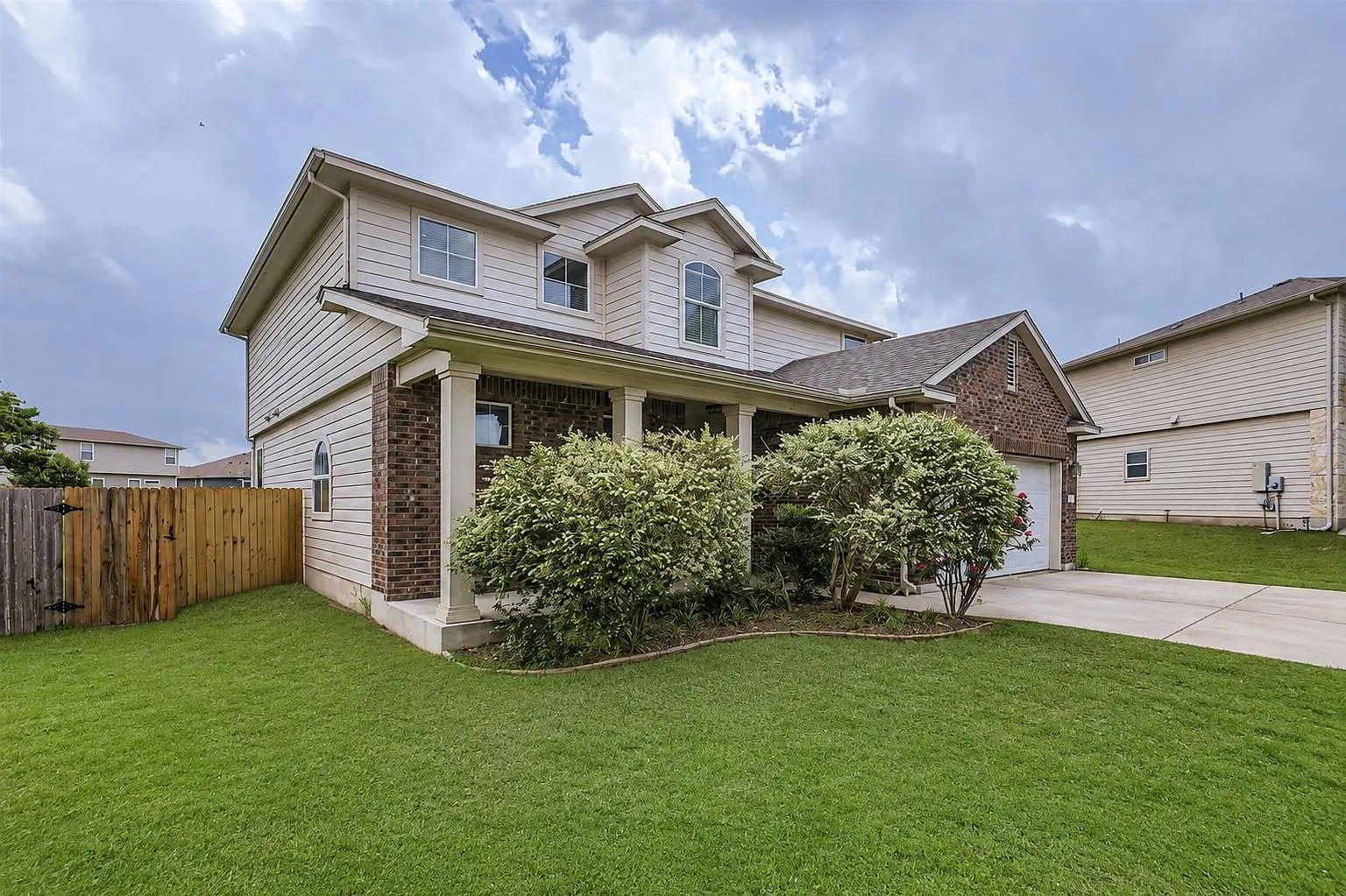 4 bed, 2.5 bath, 2580 sqft, $2,350 — Photo 2