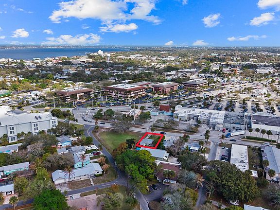 3rd image of 820 SW Palm City