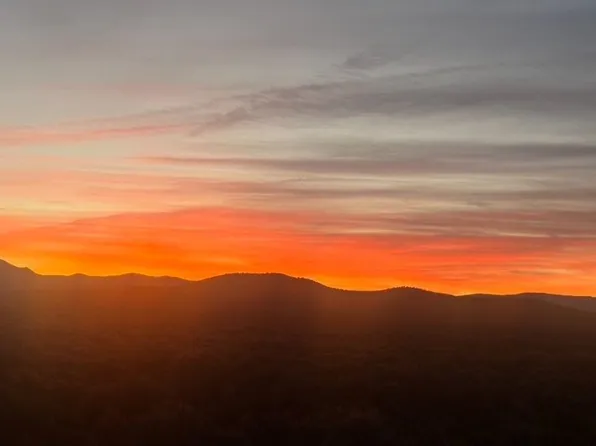 60 Coyote Moon, Tres Piedras, NM 87577