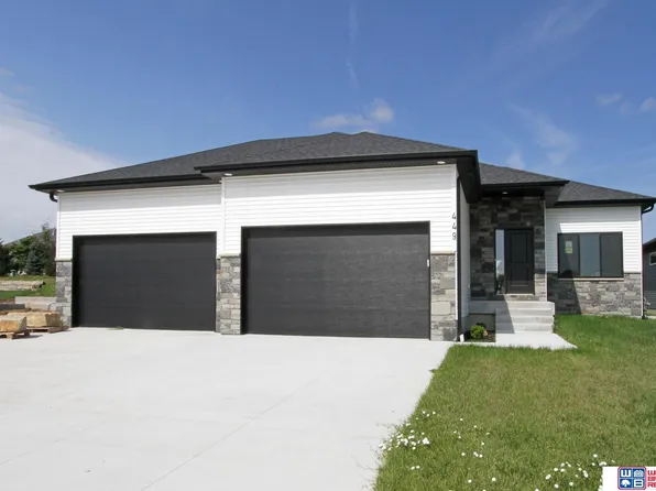 449 Half Moon Dr, Lincoln, NE 68527