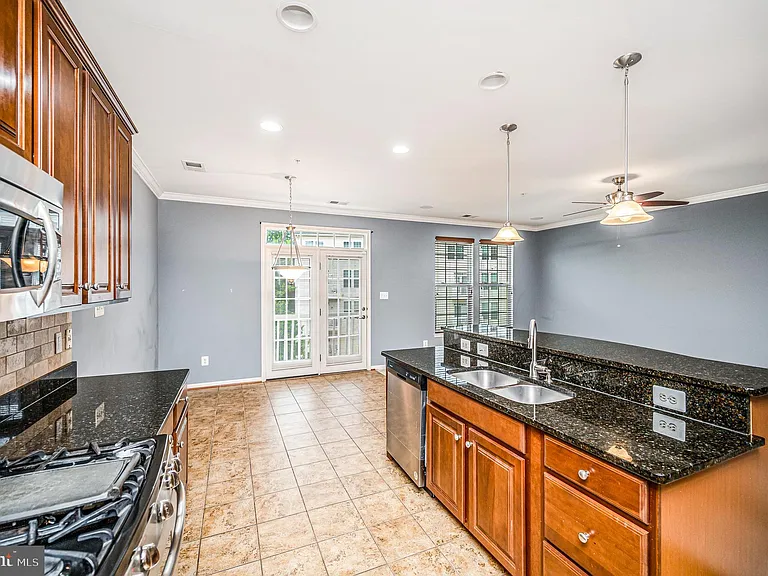 2515 Eastbourne Dr — Photo 8