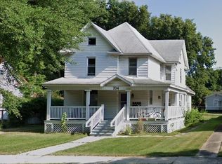 704 W White St APT 4, Champaign, IL