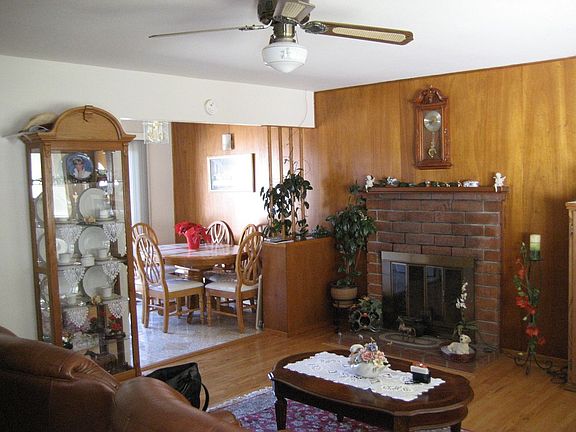 Hardwood floors, ceiling fan, newer double pane windows
