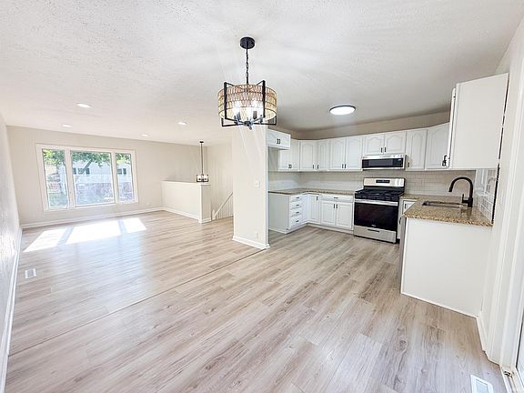 5th image of 3829 Eastmont Dr