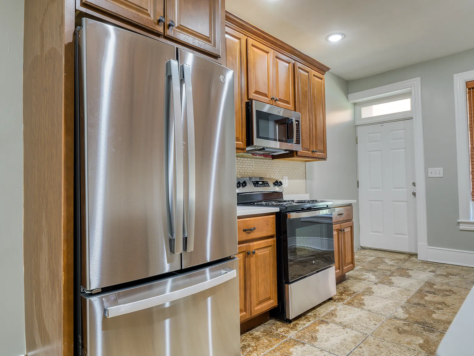 6 bed, 3.5 bath, 2252 sqft, $2,995 — Photo 2