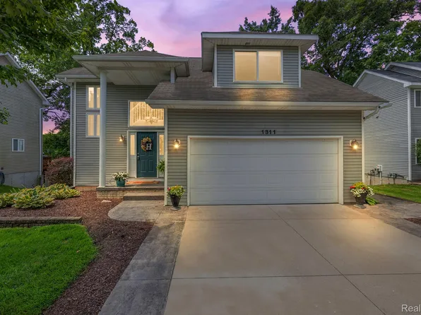 1311 Sherwood Forest Ct, Waterford, MI 48327