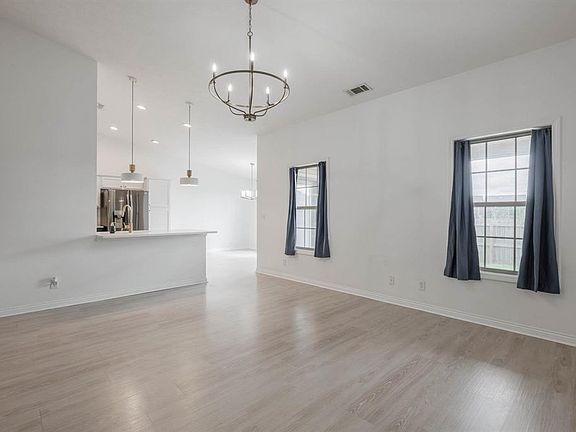 4th image of 342 Camden Cir