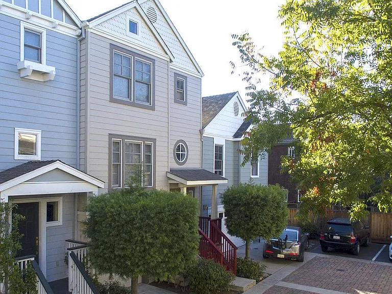 558 Driscoll Pl — Photo 1