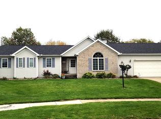 401 Cobblestone Dr, Heyworth, IL 61745