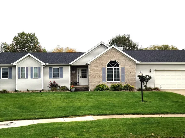401 Cobblestone Dr, Heyworth, IL 61745