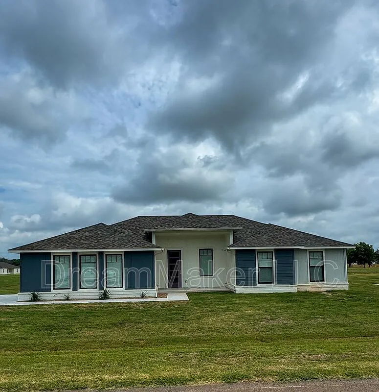 4 bed, 2.0 bath, 1742 sqft, $2,195 — Photo 1