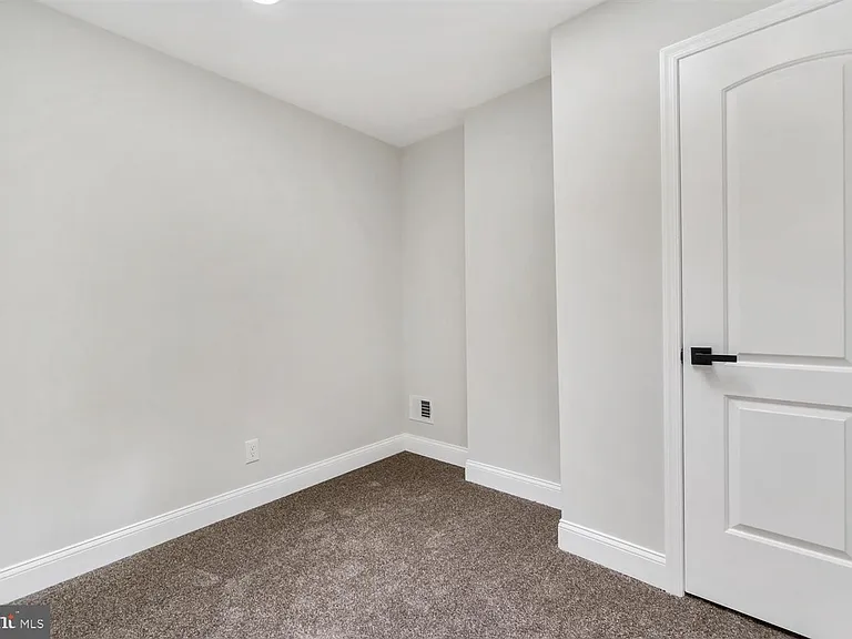 1013 S Baylis St — Photo 33