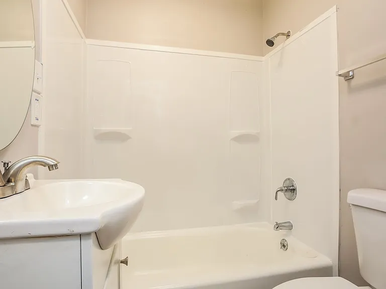 1268778_027_bathroom_13077303.jpg