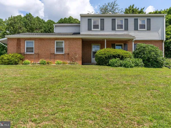 401 Colonial Club Dr, Harrisburg, PA 17112
