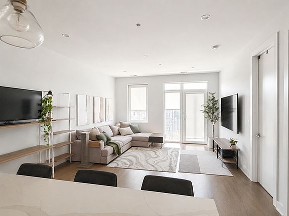 4th image of 2218 W Madison St #307