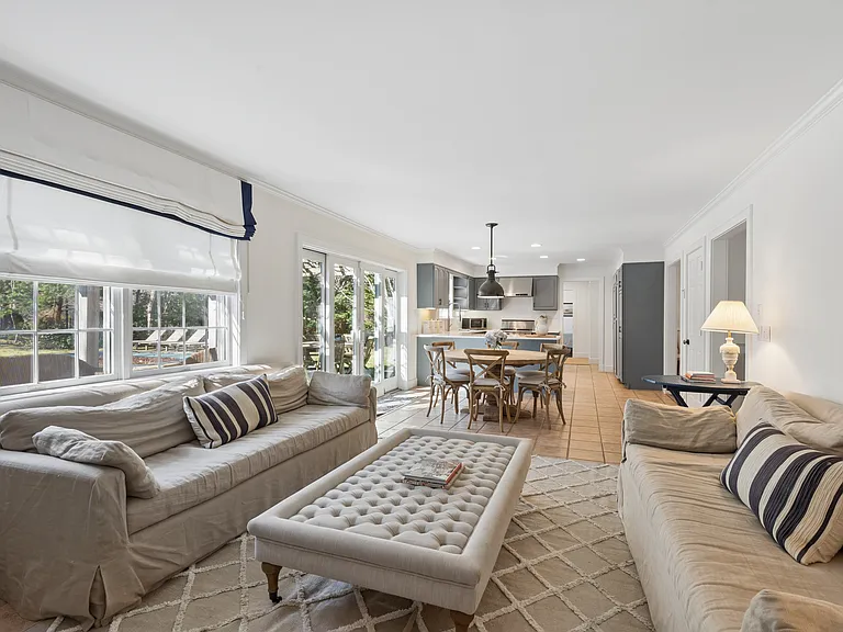 8 Lauras Ln — Photo 4