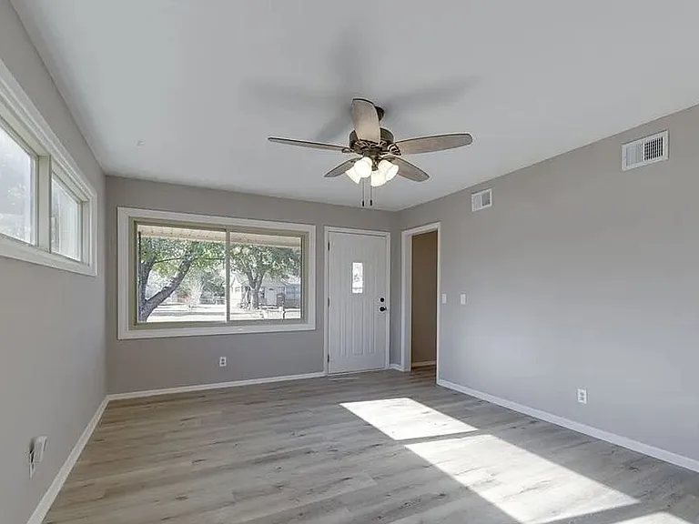 236 N Sunnyside Rd — Photo 4