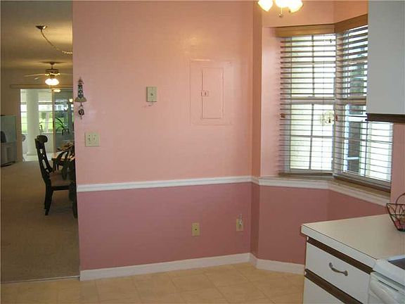 4th image of 301 N Grove Isle Cir