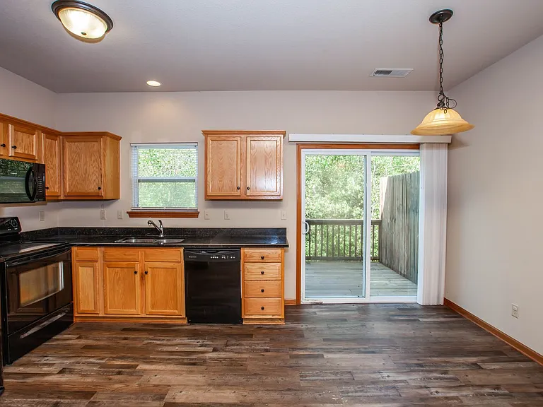 724 Oakbrook Pl — Photo 3