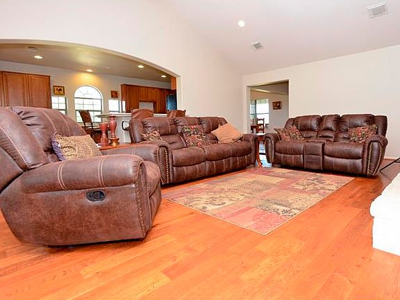 5th image of 104 Oak Crest Dr