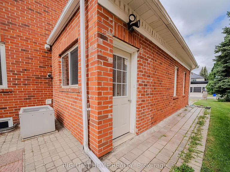 3 Glenayr Rd #LOWER — Photo 3