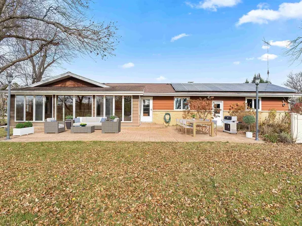 519 13th Ave SE, Dyersville, IA 52040