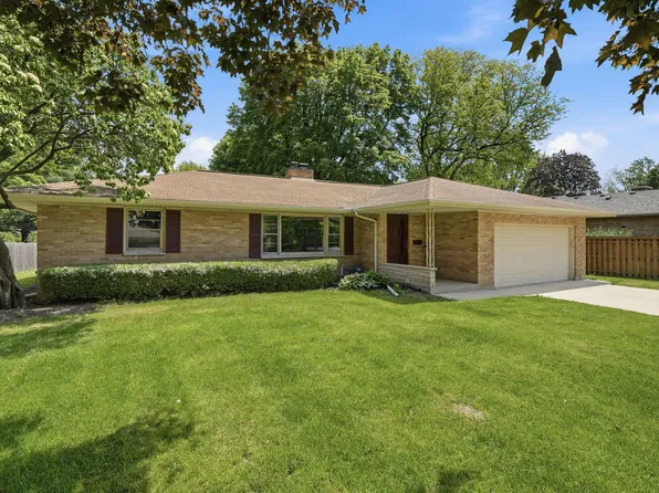 152 Crestwood Dr, Dundee, IL 60118