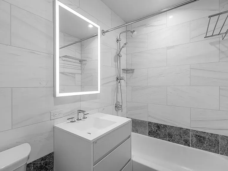 Columbus Cir #N38F — Photo 14