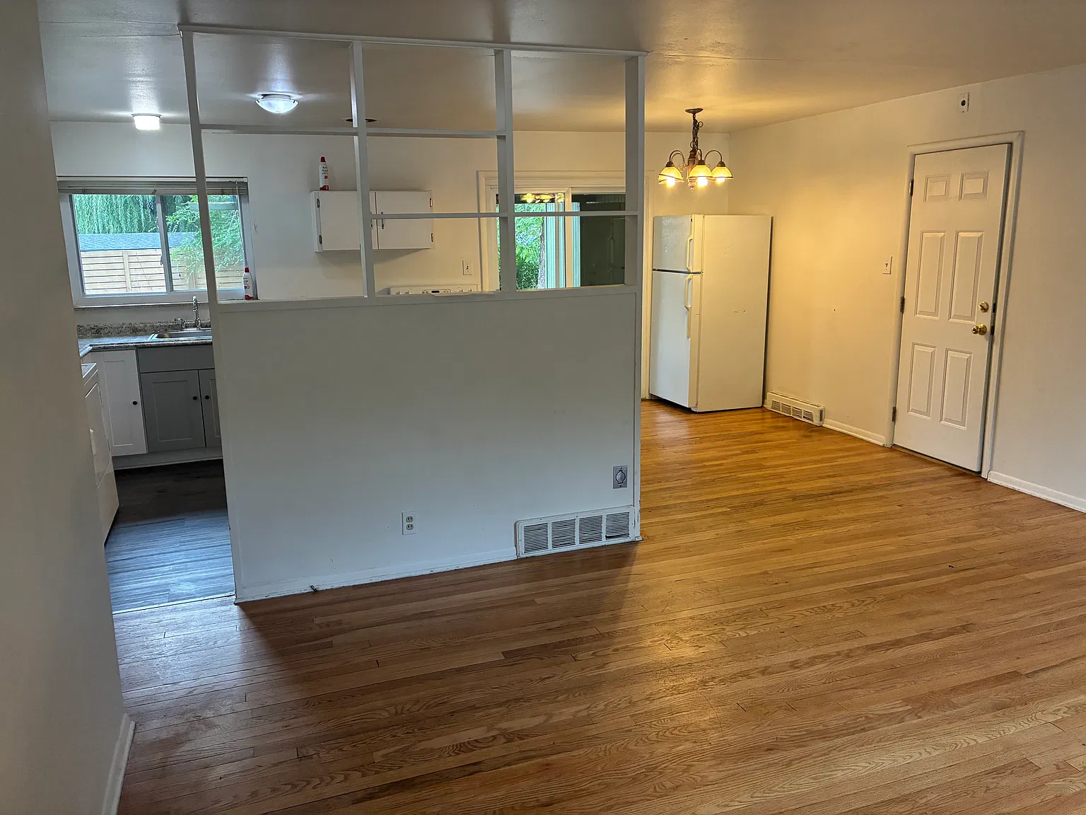 3 bed, 1040 sqft, $3,690 — Photo 4