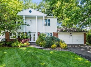 9 Susan Ct, Syosset, NY 11791