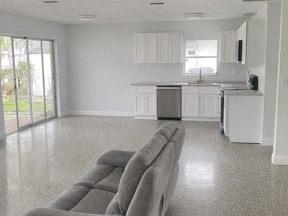 2nd image of 208 Sunlit Cove Dr NE