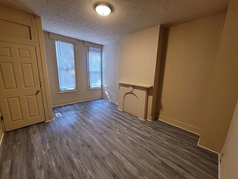 3 bed, 1.0 bath, 1118 sqft, $1,200 — Photo 2