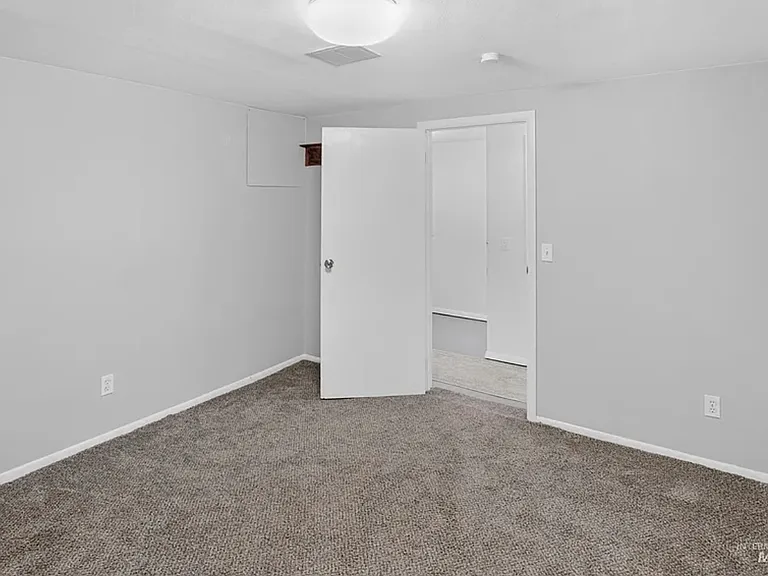 1629 S Michigan Ave — Photo 14
