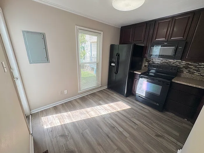 915 Green St #915 — Photo 7