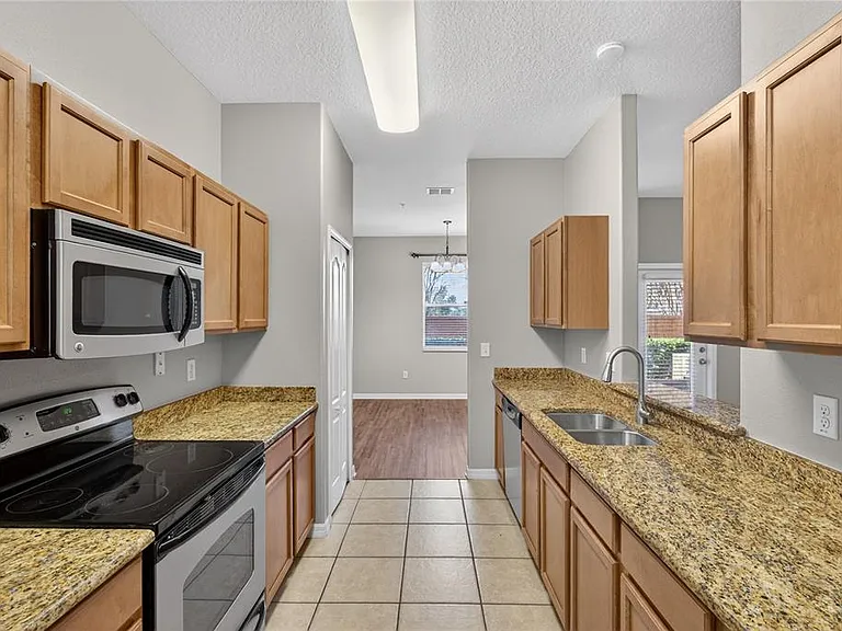 1519 Priory Cir — Photo 8