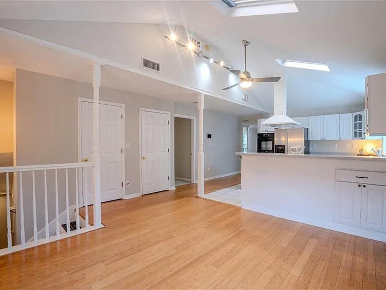 1053 Vista Trl NE — Photo 4
