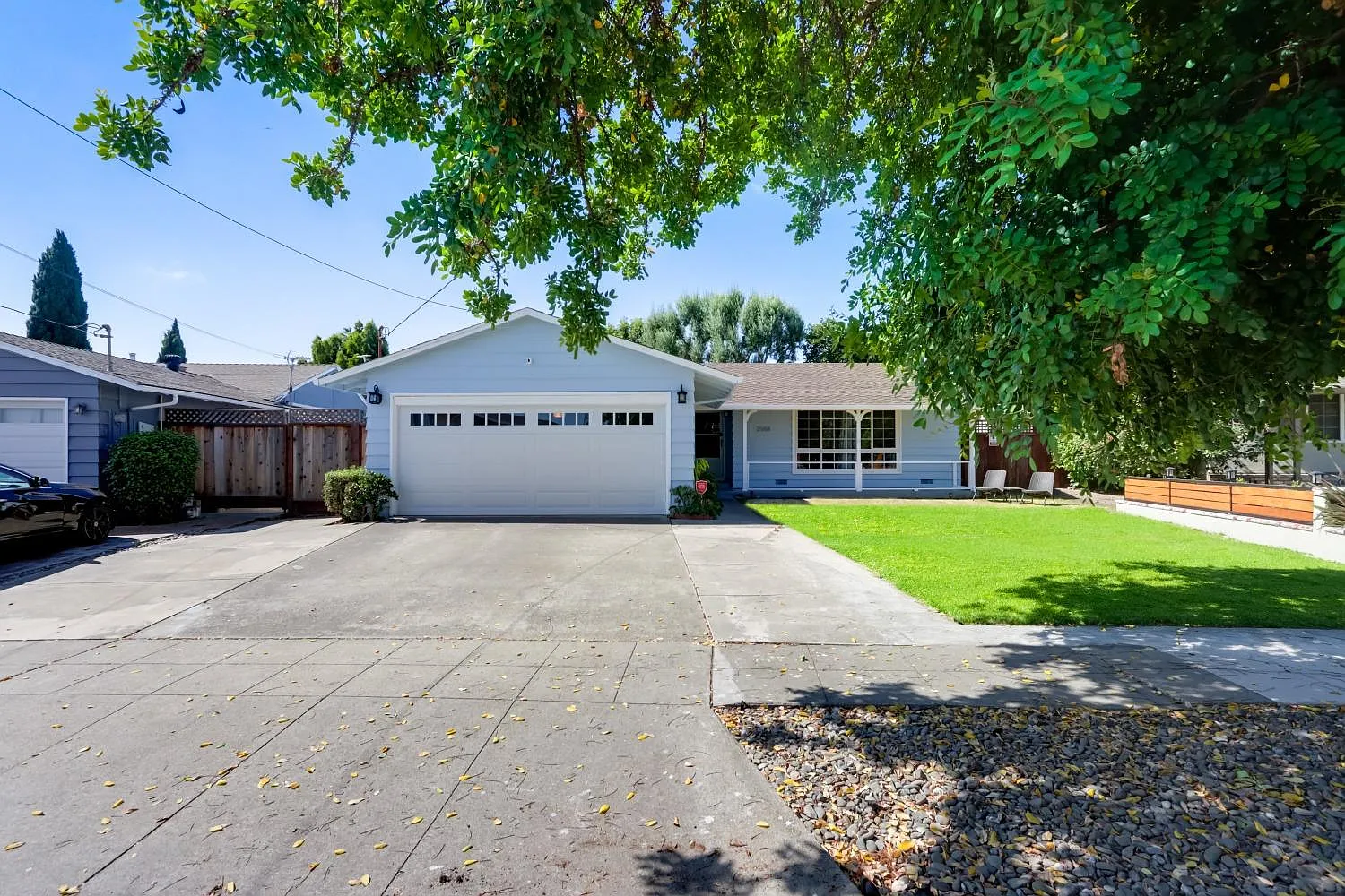 2088 Trafalgar Ave photo 1