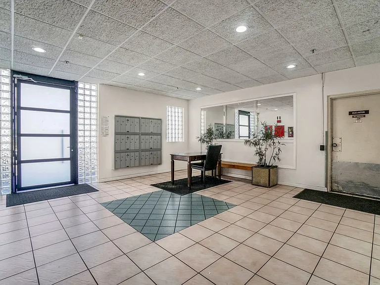 511 Carondelet Apartments — Photo 3