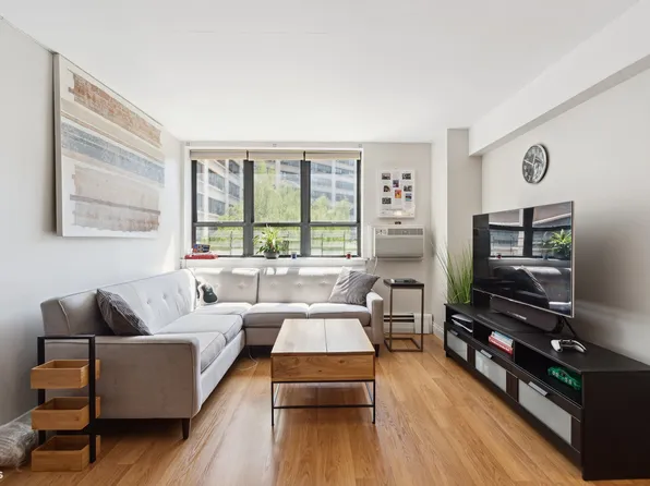 220 Manhattan Avenue image 1 of 6