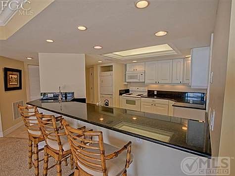 Breakfast & wet bar