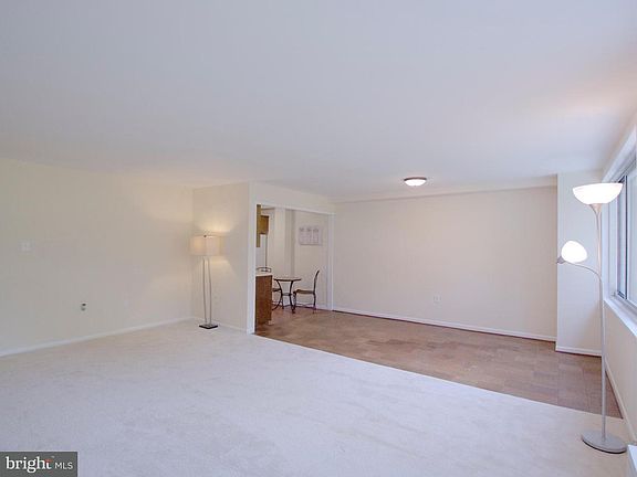3rd image of 10201 Grosvenor Pl APT 207