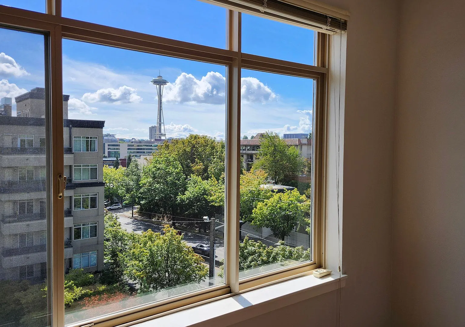 Lake Union View Condo 2 bed Avail 11/9 — Photo 3