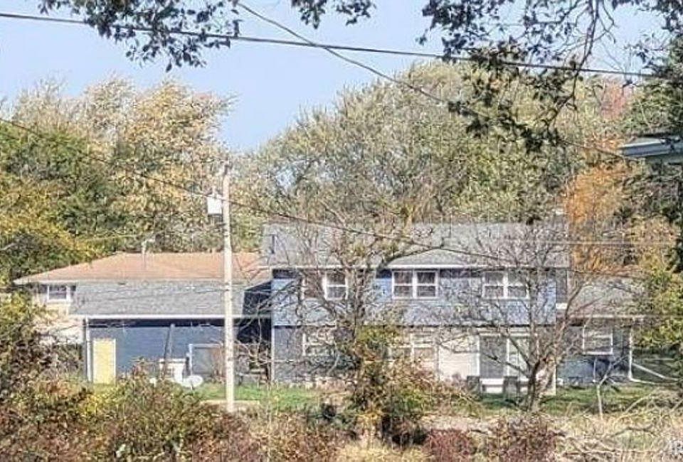 2nd image of 2613 W 58th Pl