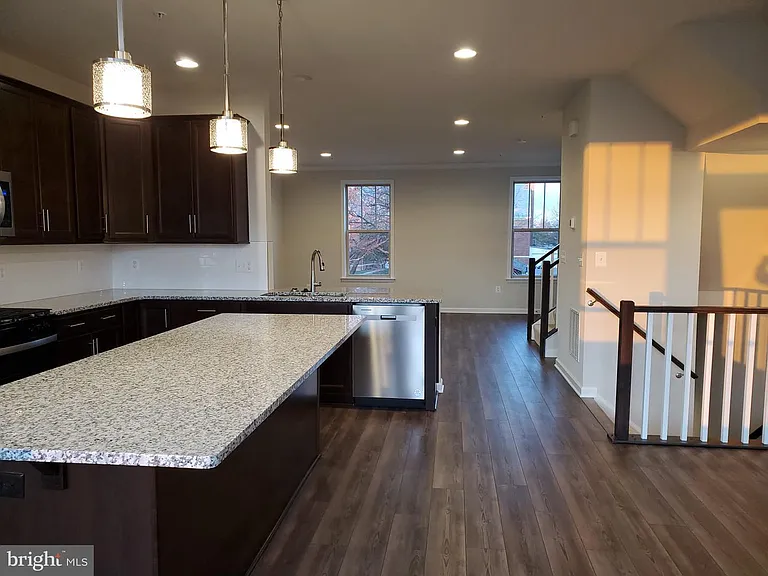 304 Faversham Pl — Photo 13