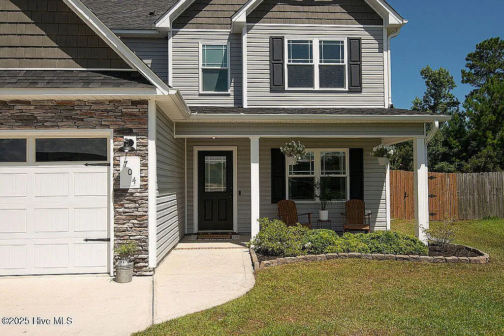 3 bed, 2.5 bath, 1696 sqft, $2,600 — Photo 2
