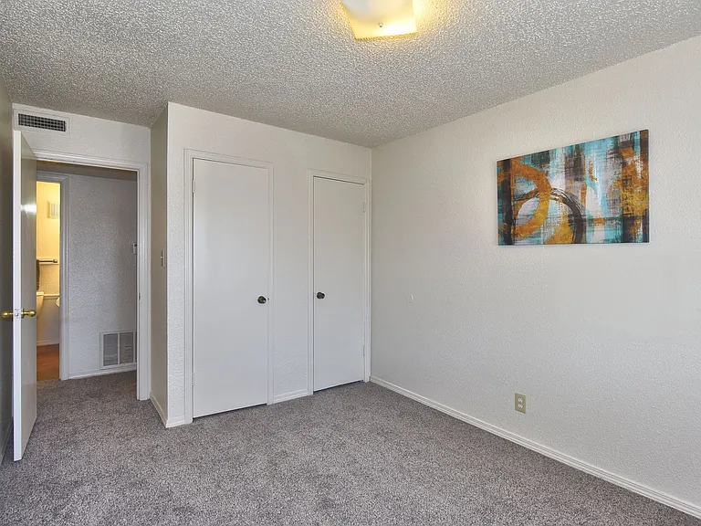 South Point Apartments — Photo 21
