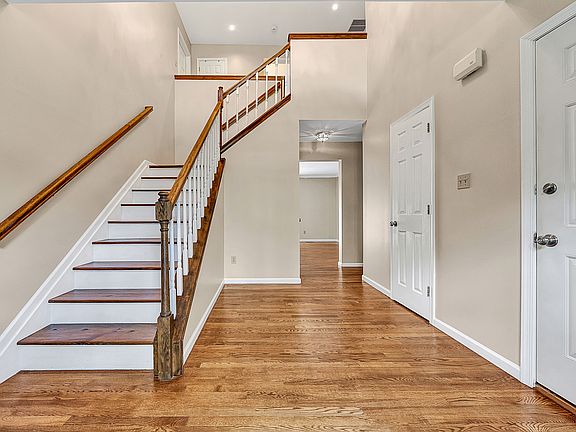 5th image of 230 Pine Manor Dr
